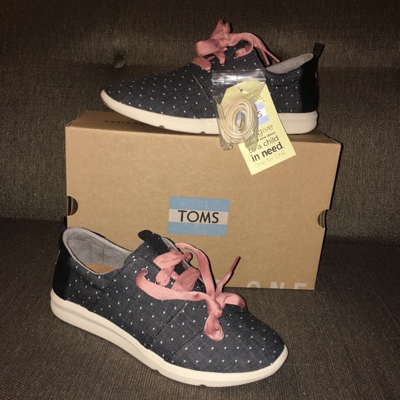 toms black dot chambray